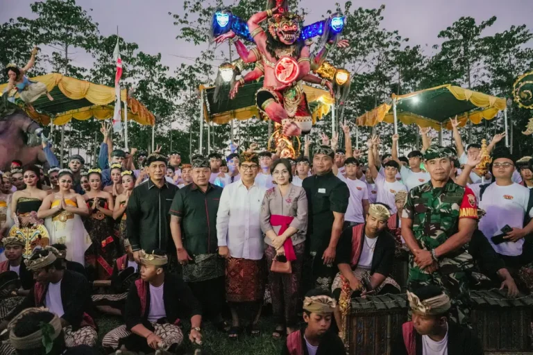 Bupati Wayan Adi Arnawa saat membuka Parade Ogoh-Ogoh Tahun Çaka 1948 di Desa Sulangai, Kecamatan Petang, Jumat (13/3).