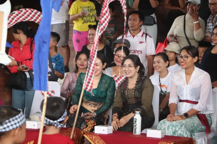 Bunda PAUD Kabupaten Badung Nyonya Rasniathi Adi Arnawa saat membuka Parade Ogoh-Ogoh PAUD se-Badung, di Lobby Balai Budaya Giri Nata Mandala, Puspem Badung Minggu (8/3).