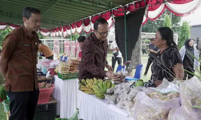 Wabup Bagus Alit Sucipta bersama Ketua WHDI Badung Nyonya Yunita Alit Sucipta membuka Pasar Murah dalam rangka menyambut Hari Raya Nyepi Caka 1948 dan Idul Fitri 1447 Hijriah di Lapangan Umum Pratu I Gusti Ngurah Jana, Kelurahan Sading, Selasa (10/3/2026).