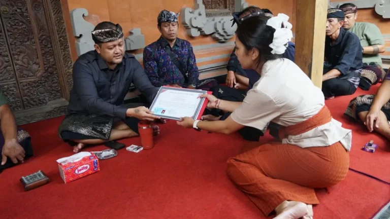 Wabup Bagus Alit Sucipta menyerahkan penghargaan tertib administrasi pengurusan akte kematian di Banjar Tiying Tutul, Desa Pererenan, Kecamatan Mengwi, Rabu (25/3).