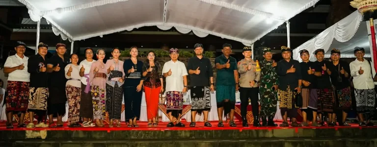 Bupati Wayan Adi Arnawa bersama Wabup Bagus Alit Sucipta dan Ketua DPRD Badung I Gusti Anom Gumanti secara resmi menutup Lomba Ogoh-Ogoh "Badung Çaka Fest 2026" di Panggung Terbuka Balai Budaya Giri Nata Mandala, Puspem Badung, Minggu (8/3/2026).