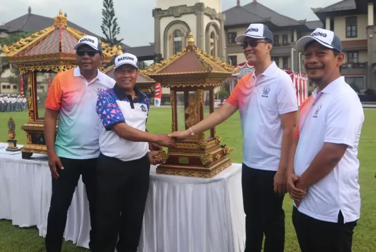 Sekda Surya Suamba secara resmi menutup Ajang Pekan Olahraga dan Seni Pelajar (Porsenijar) Kabupaten Badung tahun 2026 di Lapangan Puspem Badung, Senin (9/3/2026).