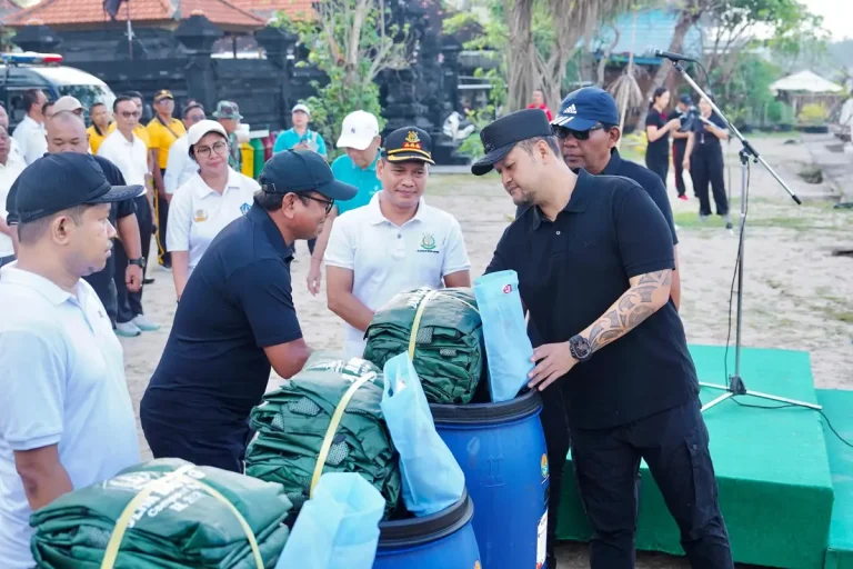 Wabup Bagus Alit Sucipta saat hadir di World Water Day 2026 aksi bersih-bersih pantai di kawasan Pantai Kelan, Kuta, Badung, Jumat (27/3).