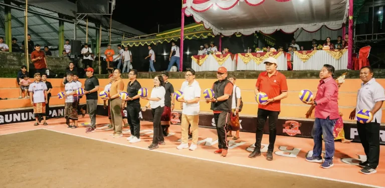 Badun Adi Arnawa dan istri saa membuka Turnamen Bola Voli Porgana Cup IV Tahun 2026 di Lapangan Porgana, Banjar Gunung Pande, Desa Tumbak Bayuh, Mengwi, Jumat (27/3).