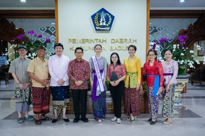 Bupati Wayan Adi Arnawa bersama Nyonya Rasniathi Adi Arnawa menerima Victoria Veronica Titisari Kosasieputri yang akan mengikuti ajang Putri Indonesia 2026 di Puspem Badung, Jumat (27/3).