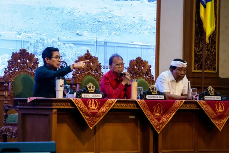 Bupati Adi Arnawa saat mengikuti Rakor Percepatan Penanganan Persampahan di Kabupaten Badung yang dipimpin langsung oleh Gubernur Bali I Wayan Koster di Puspem Badung, Jumat (6/3).