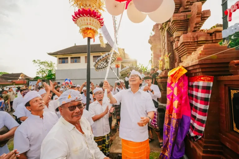 Bupati Wayan Adi Arnawa saat meresmikan Lapangan dan Taman Desa Adat Ida I Gusti Ngurah Gde Abian, Desa Adat Angantaka, Abiansemal, Selasa (3/3).