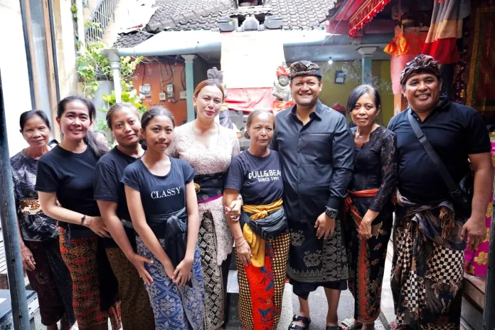 Wabup Bagus Alit Sucipta dan Nyonya Yunita Alit Sucipta saat menyerahkan dokumen Akta Kematian di Jalan Poppies Line II, Gang Ronta, Banjar Pering, Kuta, Senin (23/3).