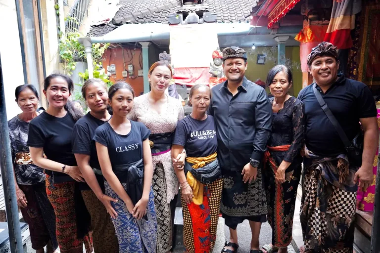 Wabup Bagus Alit Sucipta dan Nyonya Yunita Alit Sucipta saat menyerahkan dokumen Akta Kematian di Jalan Poppies Line II, Gang Ronta, Banjar Pering, Kuta, Senin (23/3).