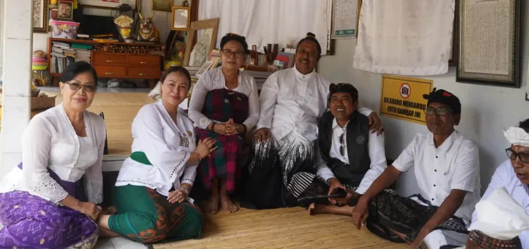 Ketua WHDI Kabupaten Badung, Ny. Yunita Alit Sucipta saat melaksanakan kegiatan Tali Kasih kepada para Sulinggih se-Kabupaten Badung, Jumat (13/3).