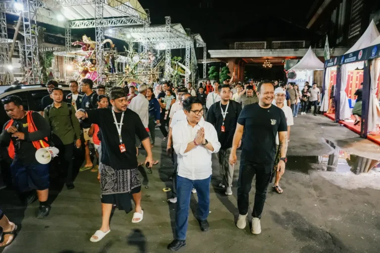 Bupati Adi Arnawa bersama Wabup Bagus Alit Sucipta saat meninjau langsung kesiapan venue sehari sebelum pembukaan rangkaian lomba yang digelar pada 6–8 Maret 2026, di area Balai Budaya Giri Nata Mandala, Puspem Badung, Kamis (5/3).