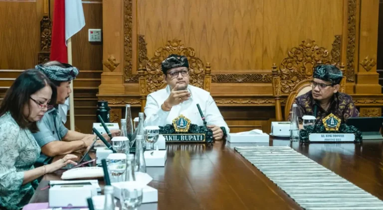 Wabup Badung Bagus Alit Sucipta saat memimpin Rapat Koordinasi HLM TPID Kabupaten Badung di Ruang Nayaka Gosana I, Puspem Badung, Senin (5/3).