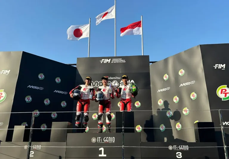 Pebalap muda Indonesia Bintang Pranata Sukma (kanan) sukses meraih podium ketiga pada seri pembuka Idemitsu Moto4 Asia Cup 2026 di Chang International Circuit setelah melakukan aksi overtake dramatis di tikungan terakhir.