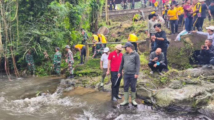 Bupati Sang Nyoman Sedana Arta memimpin Gerakan Bali Resik Sampah di Bangli dengan fokus membersihkan sungai dan danau, termasuk kawasan Danau Batur, guna menjaga kelestarian lingkungan daerah hulu.