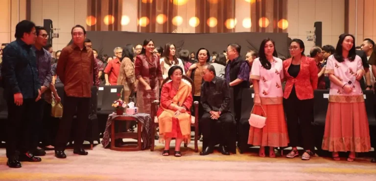 Gubernur Wayan Koster menghadiri Pagelaran Singgasana Seni Bung Karno di Bali Beach Convention Center bersama Megawati Soekarnoputri untuk mendorong sinergi seni dan ekonomi kerakyatan.
