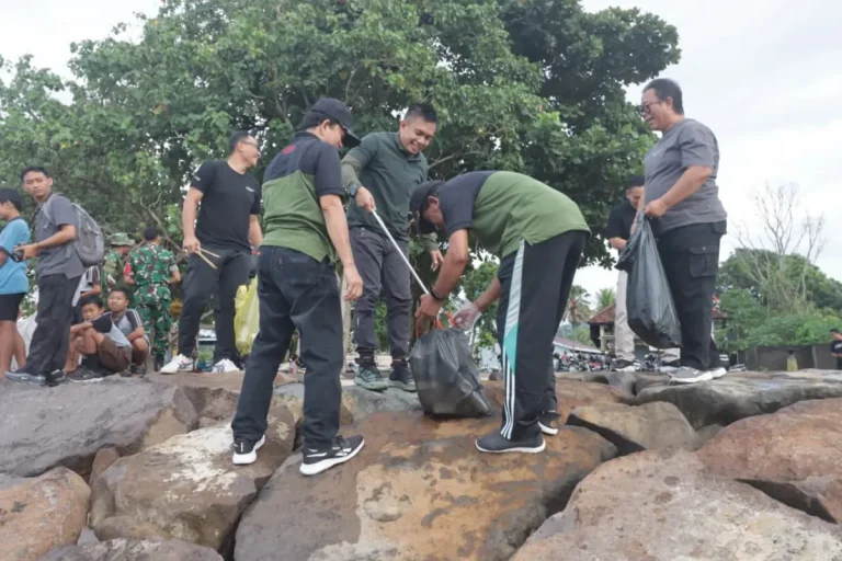 Wakil Bupati I Gede Ngurah Patriana Krisna memimpin Aksi Bersih Pantai serentak di Jembrana, melibatkan warga dan aparat, untuk menjaga kelestarian lingkungan serta menumbuhkan semangat gotong royong.
