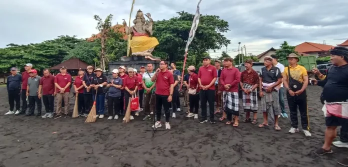 Wakil Wali Kota I Kadek Agus Arya Wibawa memimpin aksi bersih-bersih serentak di Pantai Biaung pada Minggu, 1 Maret 2026, untuk meningkatkan kesadaran masyarakat dan menjaga kebersihan lingkungan pesisir.