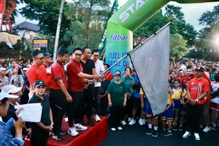 Wakil Walikota Denpasar, I Kadek Agus Arya Wibawa membuka secara resmi Jalan Sehat serangkain Peringatan HUT ke- 238 Kota Denpasar yang ditandai dengan pengibasan bendera start di depan Gedung Dharma Negara Alaya, Lumintang, Minggu (1/3) pagi.