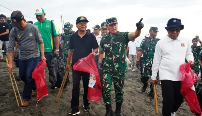 Pemerintah Provinsi Bali bersama pemerintah kabupaten/kota menggelar aksi bersih sampah secara serentak di seluruh wilayah Bali dengan melibatkan puluhan ribu masyarakat.