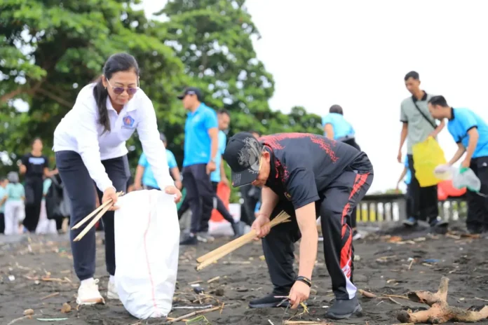 Bupati Satria Pimpin Aksi Bersih Pantai Watu Klotok, 1.300 Peserta Turun Jaga Kesucian Lingkungan