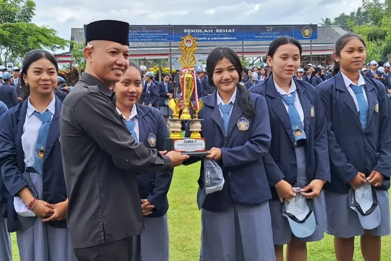 Bawaslu Badung Edukasi Pelajar SMAN 2 Abiansemal tentang Demokrasi dan Peran Pemilih Pemula