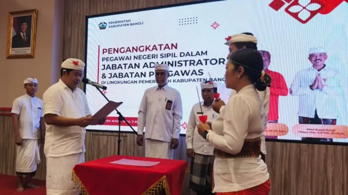Bupati Bangli Sang Nyoman Sedana Arta melantik dan mengambil sumpah jabatan 39 Pegawai Negeri Sipil (PNS), Selasa 3 Maret 2026