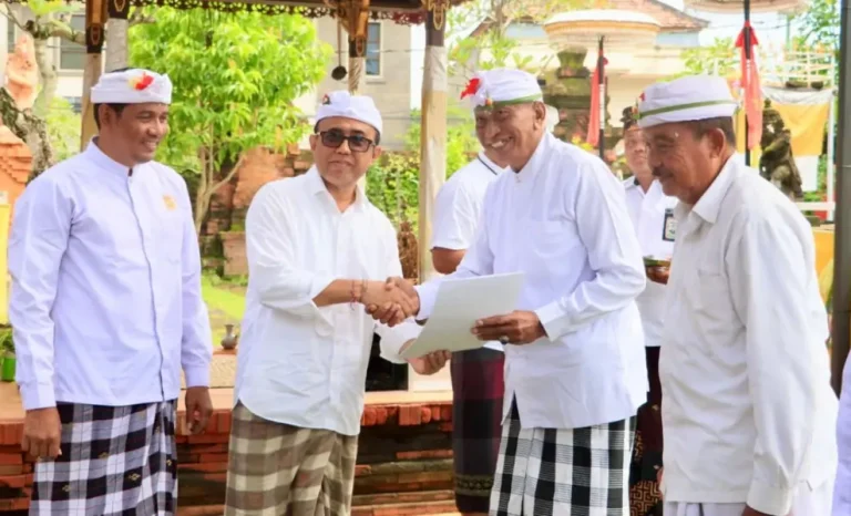 Walikota Denpasar, I Gusti Ngurah Jaya Negara bersama Kepala Dinas Kebudayaan Kota Denpasar, Raka Purwantara, Ketua Pengurus Harian PHDI Kota Denpasar I Made Arka, Ketua Majelis Desa Adat Kota Denpasar I Ketut Wisna, dan Ketua Sabha Upadesa Kota Denpasar I Wayan Butuantara dalam kesempatan pelaksanaan upacara Majaya-Jaya Paruman Alitan MDA Kota Denpasar yang digelar di Pura Agung Lokanatha, Lumintang, Denpasar, Selasa (3/3/2026).