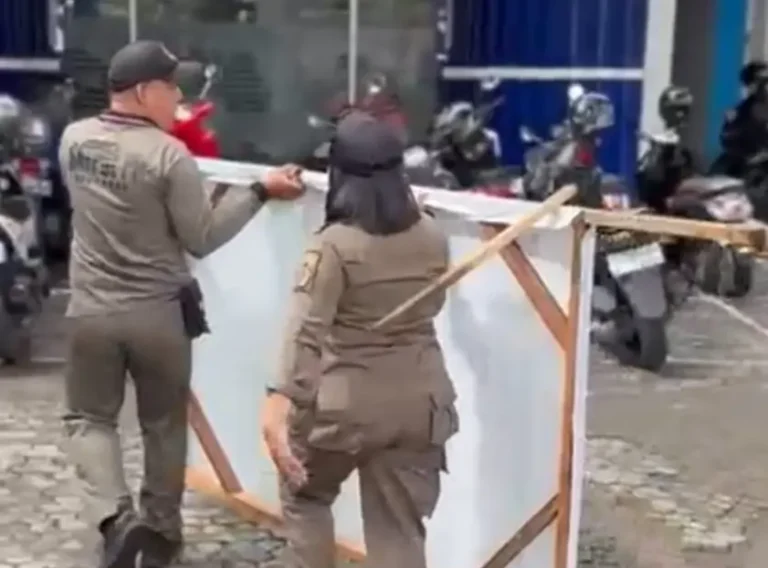 Satuan Polisi Pamong Praja (Satpol PP) Kota Denpasar melakukan penertiban puluhan media promosi yang terpasang di berbagai fasilitas umum dan ruas jalan di Kota Denpasar, Selasa 3 Maret 2026.