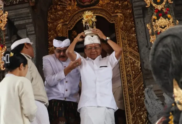 Gubernur Bali Wayan Koster hadir langsung dalam prosesi Bakti Caru Resi Gana dan Pemelaspas Bale Pemaruman yang digelar di Pura Alas Arum Batur, Desa Pakraman Batur, Kintamani, Bangli, Selasa 3 Maret 2026, bertepatan dengan Hari Purnama Kesanga.