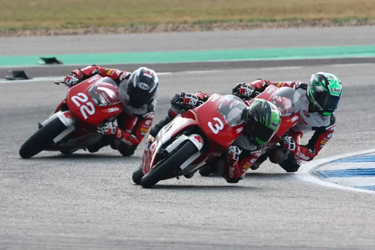 Pebalap muda Indonesia dari Astra Honda Racing School tampil kompetitif di putaran pertama Idemitsu Moto4 Asia Cup 2026, dengan Bintang Pranata Sukma meraih podium ketiga dan finis kelima.