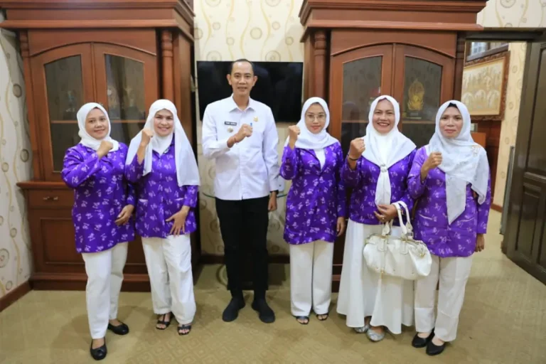 Wakil Bupati Klungkung, Tjokorda Gde Surya Putra, menerima audiensi PD Wanita Islam Kabupaten Klungkung untuk membahas sinergi program penanganan sampah dan pencegahan narkoba di kalangan generasi muda.
