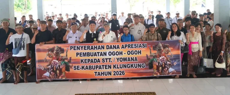 Bupati Klungkung, I Made Satria, menyerahkan bantuan dana apresiasi pembuatan ogoh-ogoh kepada Sekaa Teruna di Nusa Penida sebagai dukungan terhadap kreativitas generasi muda dan pelestarian budaya.