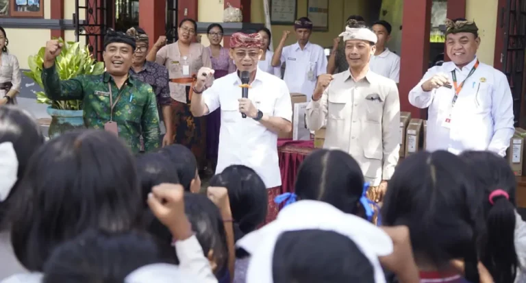 Bupati Klungkung I Made Satria menyerahkan bantuan sarana belajar berbasis teknologi berupa laptop, proyektor, dan perangkat pendukung lainnya kepada sejumlah sekolah untuk mendukung pembelajaran digital.