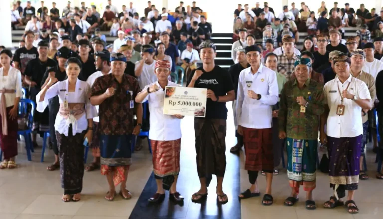Bupati Klungkung I Made Satria menyalurkan dana apresiasi pembuatan ogoh-ogoh kepada Sekaa Teruna sebagai bentuk dukungan terhadap kreativitas generasi muda dalam melestarikan seni dan budaya Bali.