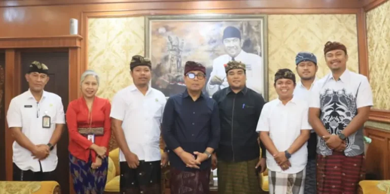 Wakil Walikota Denpasar I Kadek Agus Arya Wibawa saat menerima audiensi dari masing-masing panitia Festival Ogoh-Ogoh menhekang Hari Raya Nyepi Caka 1948, Kamis (5/3/2026) di Kantor Walikota Denpasar.