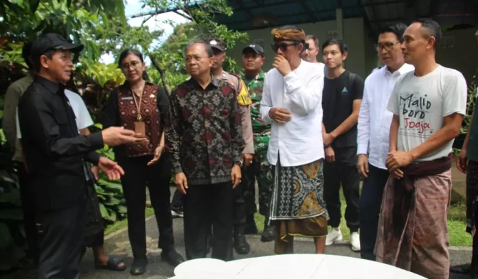 Gubernur Bali Wayan Koster mendampingi Menteri Lingkungan Hidup sekaligus Kepala Badan Pengendalian Lingkungan Hidup Republik Indonesia, Hanif Faisol Nurofiq, meninjau pengelolaan sampah berbasis masyarakat di Kabupaten Badung, Kamis 5 Maret 2026.