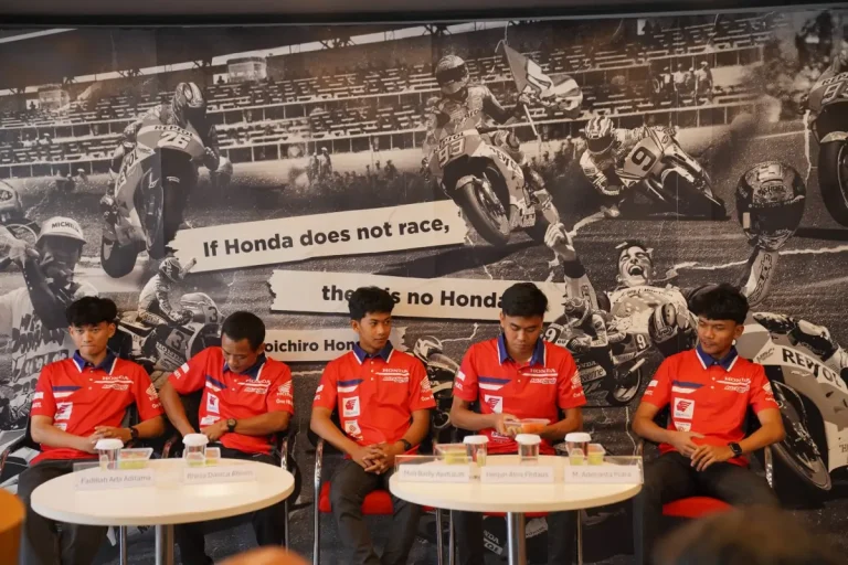 Lima pembalap muda Astra Honda Racing Team mengikuti HRC Visit Bali 2026, menikmati budaya Pulau Dewata, melakukan kegiatan sosial, city touring dengan Honda Vario, dan berbagi pengalaman balap bersama media serta masyarakat.