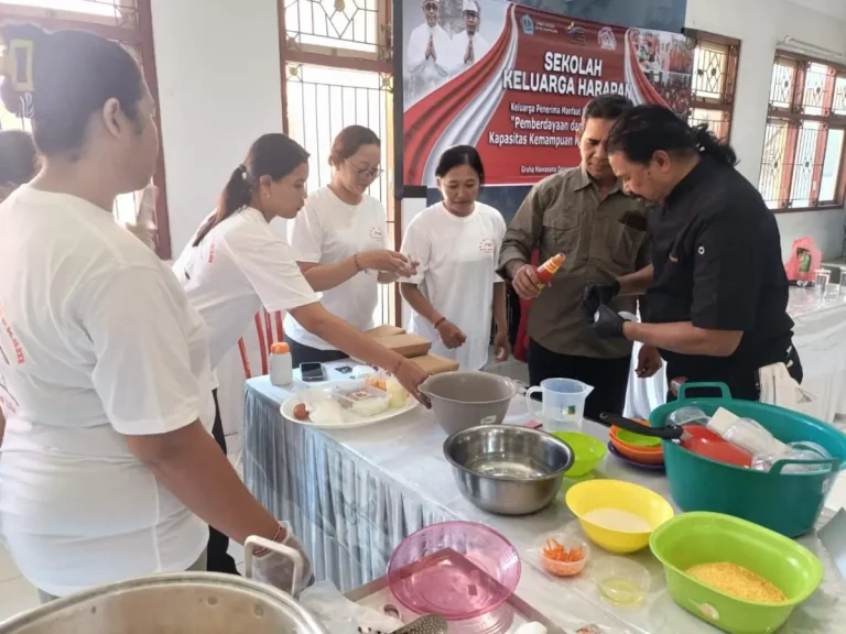 Kota Denpasar melalui Dinas Sosial mengadakan pelatihan membuat makanan frozen bagi 100 keluarga penerima manfaat, lengkap dengan teori pemasaran dan pengemasan sederhana, untuk meningkatkan ekonomi keluarga.