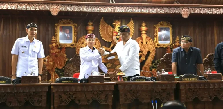 Bupati I Made Satria bersama Wakil Bupati Tjokorda Gde Surya Putra menghadiri Rapat Paripurna DPRD Klungkung, menyetujui perubahan Perda Nomor 8 Tahun 2023 tentang Pajak dan Retribusi Daerah untuk meningkatkan PAD.