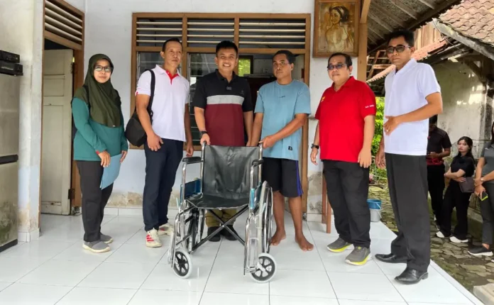 Wakil Bupati I Gede Ngurah Patriana Krisna menyerahkan kursi roda kepada dua lansia di Banjar Tibu Tanggang, Desa Penyaringan, sebagai bentuk perhatian pemerintah Kabupaten Jembrana terhadap kemandirian dan mobilitas warga lanjut usia.