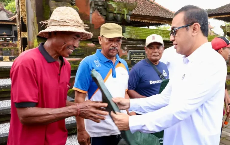 Walikota Denpasar, I Gusti Ngurah Jaya Negara didampingi Ketua TP PKK Kota Denpasar Ny. Antari Jaya Negara menghadiri Aksi bersih-bersih sekaligus Sosialisasi Pengelolaan Sampah Berbasis Sumber dan pembagian bag composter di seputaran Pura Mertasari, Desa Kesiman Kertalangu, pada Jumat (6/3/2026).