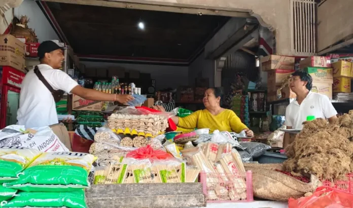 Edukasi program tambah daya 50% dilakukan secara langsung kepada pemilik toko di kawasan Pasar Dauh Pala, Tabanan, guna memastikan masyarakat memahami manfaat dan kemudahan pengajuan melalui PLN Mobile.