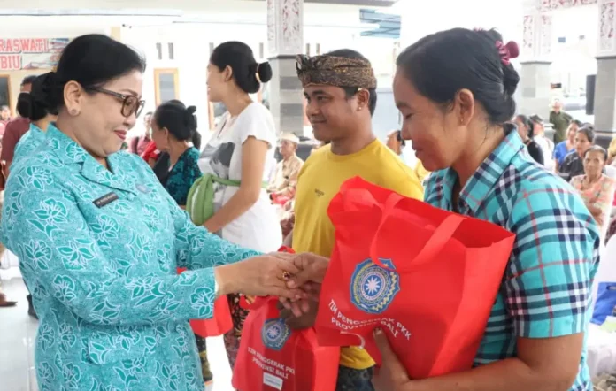Ketua Tim Penggerak PKK Provinsi Bali, Putri Suastini Koster, mengajak masyarakat di Kabupaten Buleleng untuk mulai mengelola sampah sejak dari rumah tangga.