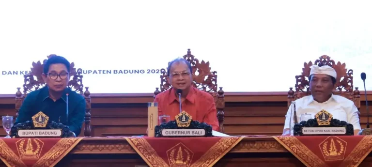 Gubernur Bali Wayan Koster meminta para perbekel, lurah, dan bendesa adat di Kabupaten Badung untuk menunjukkan komitmen kuat dalam menangani persoalan sampah melalui pengelolaan berbasis sumber.