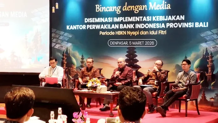 Kepala Perwakilan Bank Indonesia Provinsi Bali Erwin Soeriadimadja memaparkan Diseminasi Implementasi Kebijakan Kantor Bank Indonesia Provinsi Bali Periode HBKN Nyepi dan Indul Fitri Dalam acara Bincang dengan media.