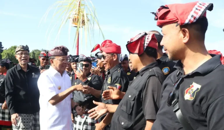 Ribuan pecalang dari berbagai desa adat di Bali mengikuti Gelar Agung Pacalang Bali 2026 yang berlangsung di Lapangan Niti Mandala Renon, Denpasar, Sabtu 7 Maret 2026.