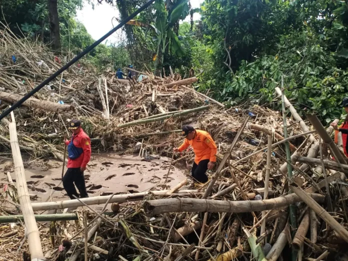 Proses pencarian terhadap korban hilang akibat banjir bandang yang terjadi di Desa/Kecamatan Banjar pada Jumat 7 Maret 2026 malam.