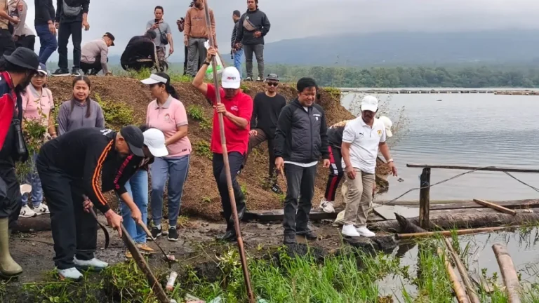 Bupati Bangli memimpin aksi bersih sampah di Danau Batur yang melibatkan lebih dari 5.000 peserta, sekaligus menanam benih ikan, menuang eco enzyme, dan menyelenggarakan Makerti Ayuning Danu menjelang Nyepi.
