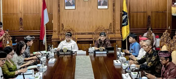 Wakil Bupati Badung memimpin HLM TPID untuk memperkuat koordinasi pengendalian inflasi, mendorong semangat gotong-royong, dan melibatkan Perumda serta dinas terkait dalam stabilisasi harga pangan menjelang Hari Besar Keagamaan Nasional.