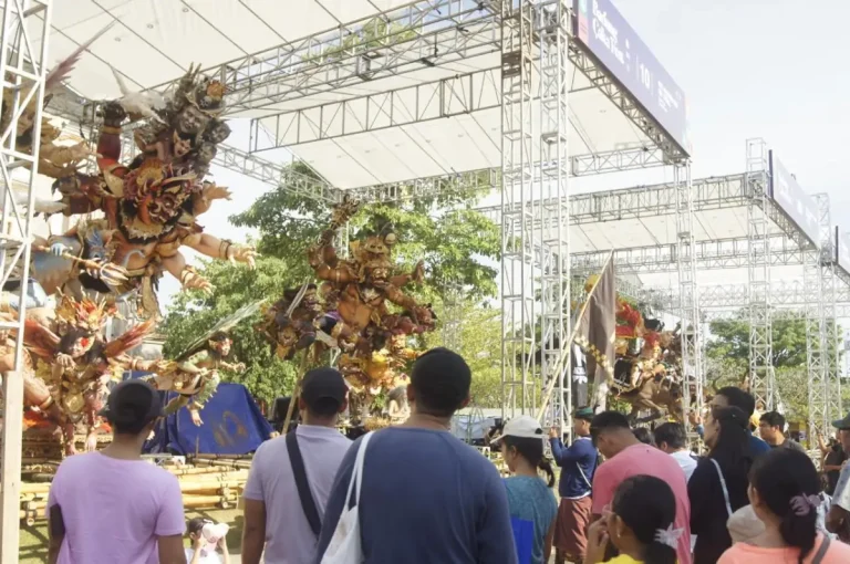 Ribuan warga memadati Badung Çaka Fest 2026 untuk menyaksikan 21 ogoh-ogoh terbaik dari tujuh zona sekaligus menikmati kegiatan edukatif dan dukungan ekonomi lokal melalui UMKM.